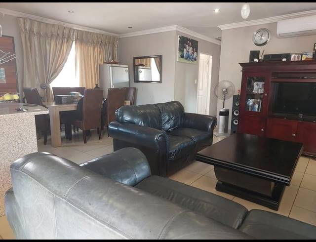 4 BEDROOM HOUSE FOR SALE IN PHILIP NEL PARK